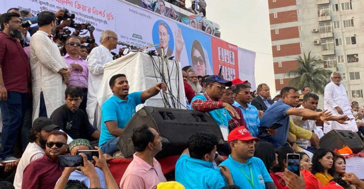 বিএনপির ঢাকা বিভাগীয় সমাবেশে বক্তব্য রাখছেন ড. খন্দকার মোশাররফ হোসেন/ ছবি- কে এম রায়হান