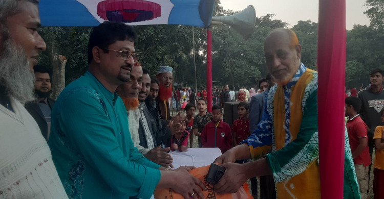 প্রধান অতিথি কে শুভেচ্ছা উপহার তুলে দেন জনাব গোলাম মোর্তজা