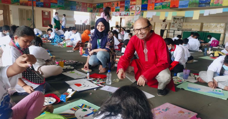  চিত্রশিল্পী হাশেম খানের সান্নিধ্যে আঁকিবুকিতে মেতে উঠেন শিক্ষার্থীরা