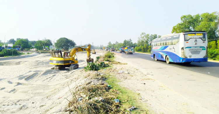বঙ্গবন্ধু সেতু পূর্ব থেকে এলেঙ্গা পর্যন্ত ১৩ কিলোমিটার মহাসড়কের কাজ চলছে। ছবি : ফরমান শেখ