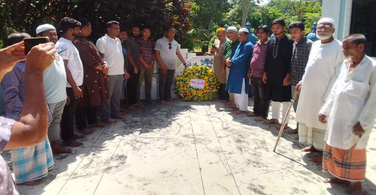 মুক্তিযুদ্ধের সংগঠক বঙ্গবন্ধু সরকারের সাবেক শিল্প ও প্রতিরক্ষা প্রতিমন্ত্রী অধ্যাপক নুরুল ইসলাম চৌধুরীর মৃত্যু বার্ষিকীতে কবরে শ্রদ্ধা নিবেদন করছেন যুবলীগের কেন্দ্রীয় কমিটির যুগ্ম সাধারণ সম্পাদক বদিউল আলমসহ আওয়ামী লীগ, যুবলীগ ছাত্রলীগের নেতা কর্মীরা