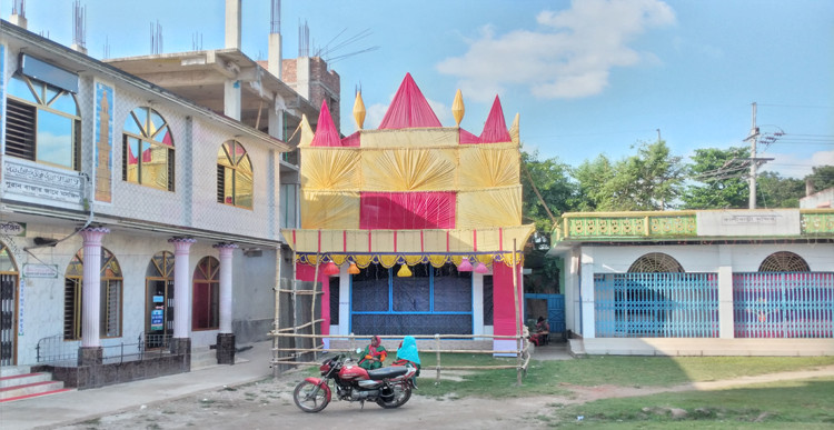 একই উঠানে মন্দির ও মসজিদ। ছবিটি লালমনিরহাটের কালীবাড়ি মোড় মসজিদ ও মন্দির মাঠ থেকে তোলা......ছবি- জামাল বাদশা।