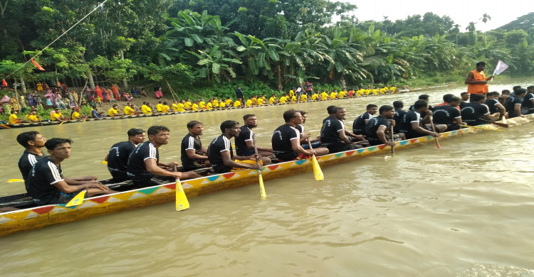 বোয়ালমারীতে ঐতিহাসিক নৌকা বাইচ অনুষ্ঠিত