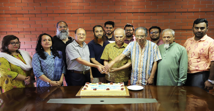 ইস্ট ডেল্টা ইউনিভার্সিটিতে প্রধানমন্ত্রী শেখ হাসিনার জন্মদিন উদযাপনে কেক কাটছেন উপাচার্য প্রফেসর মুহাম্মদ সিকান্দার খানসহ অন্যান্যরা