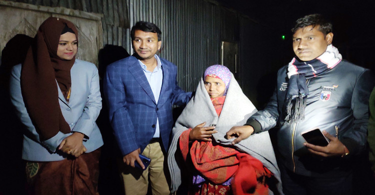 উপজেলায় কুকাদাইর গাইড বাঁধ এলাকায় ভাঙন কবলিত শীতার্তদের মাঝে কম্বল বিতরণ করছেন উপজেলা নির্বাহী অফিসার মো. বেলাল হোসেন ও সহকারী কশিনার (ভূমি) তামান্না রহমান জ্যোতি।