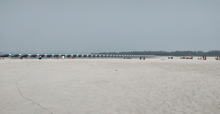 প্রায় পানি শূন্য তিস্তার বুক জেগে বালুচর।ছবিটি তিস্তা ব্যারেজের ভাটি এলাকা থেকে তোলা।