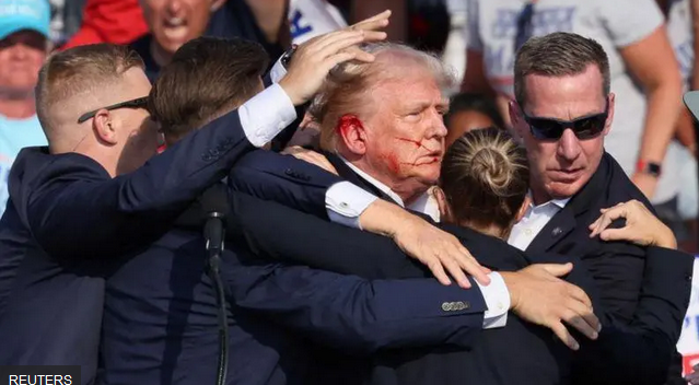 ট্রাম্পকে সরিয়ে নিচ্ছে সিক্রেট সার্ভিস সদস্যরা