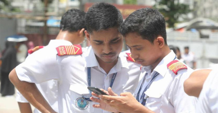 এবার এইচএসসি ও সমমানে পাসের হার ৫২.১২, জিপিএ-৫ পেয়েছে ৪০ হাজার
