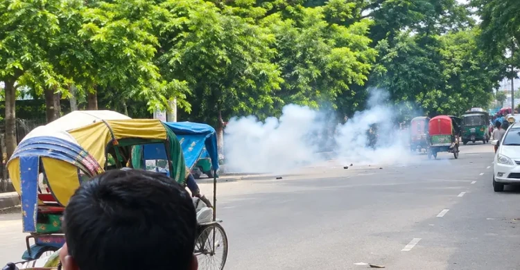 রাজধানীতে শিল্পকলার একাডেমির সামনে ককটেল বিস্ফোরণ